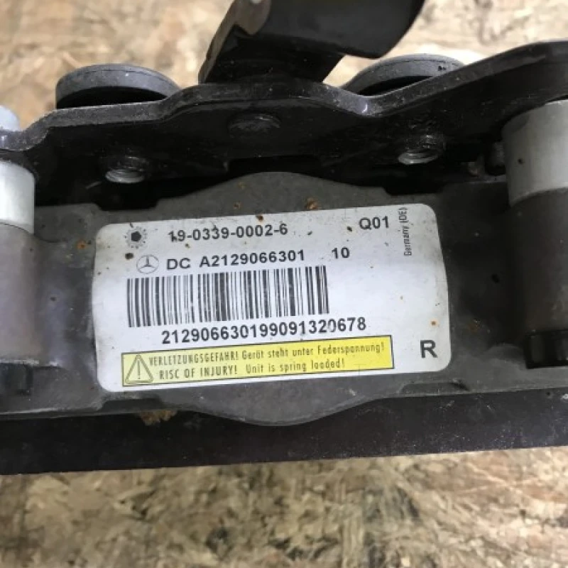 Balama capota dreapta / Mercedes-Benz E Class W212 2009 / Caroserie, oglinzi si faruri