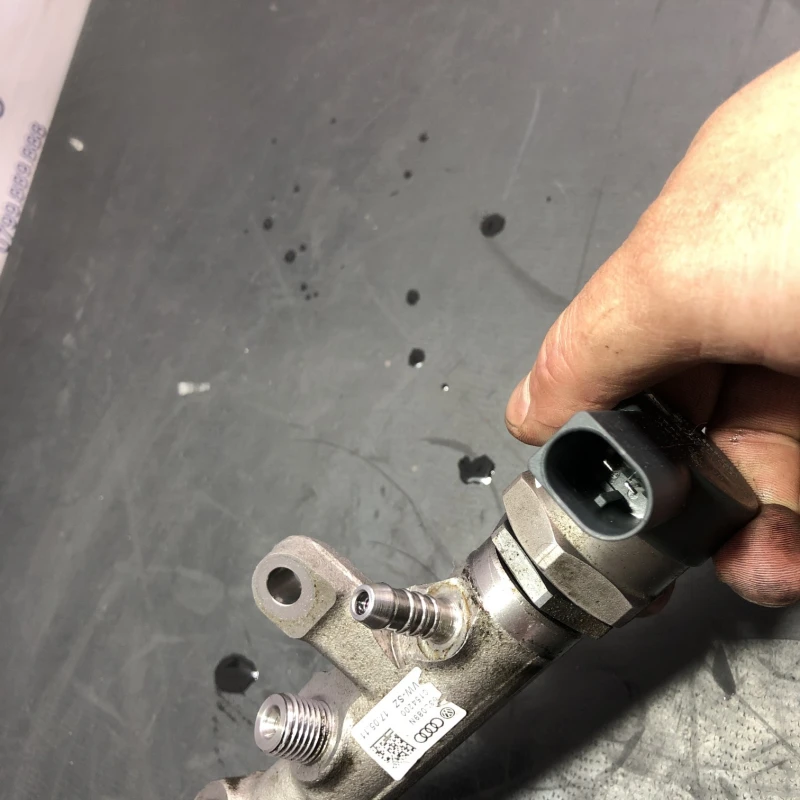 Rampa injectoare cu senzor / Volkswagen Passat B7 2013 / Motor, racire si evacuare