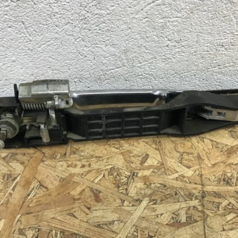 Maner usa stanga fata cu butuc / Mitsubishi L 200 L 200 2015 / Caroserie, oglinzi si faruri