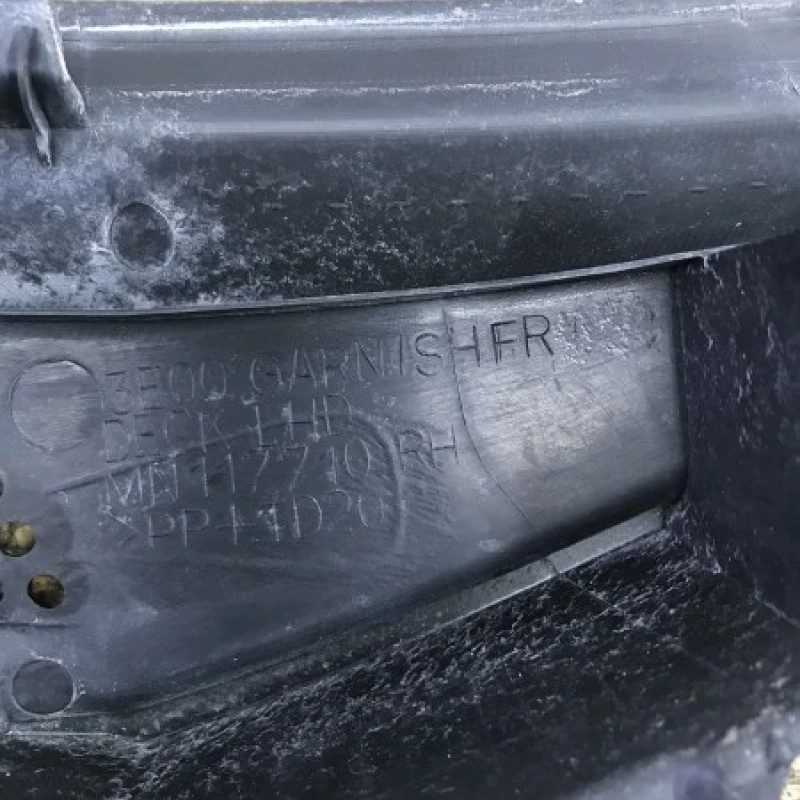 Grila stergator dreapta / Mitsubishi L 200 L 200 2015 / Caroserie, oglinzi si faruri