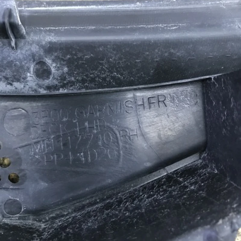 Grila stergator dreapta / Mitsubishi L 200 L 200 2015 / Caroserie, oglinzi si faruri