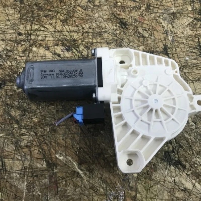 Motoras usa stanga fata / Volkswagen Passat B8 2016 / Caroserie, oglinzi si faruri