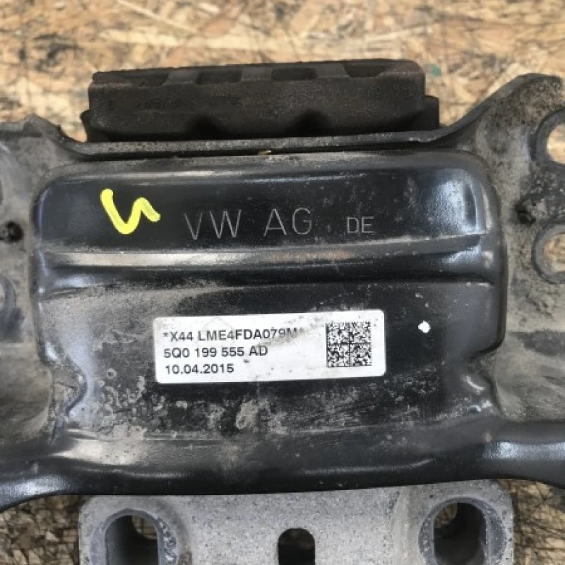 Suport cutie viteza / Volkswagen Passat B8 2016 / Motor, racire si evacuare