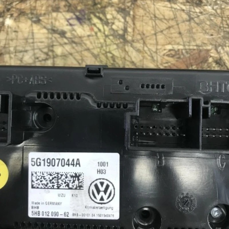 Panou Climatronic cu Webasto / Volkswagen Passat B8 2016 / Caroserie, oglinzi si faruri