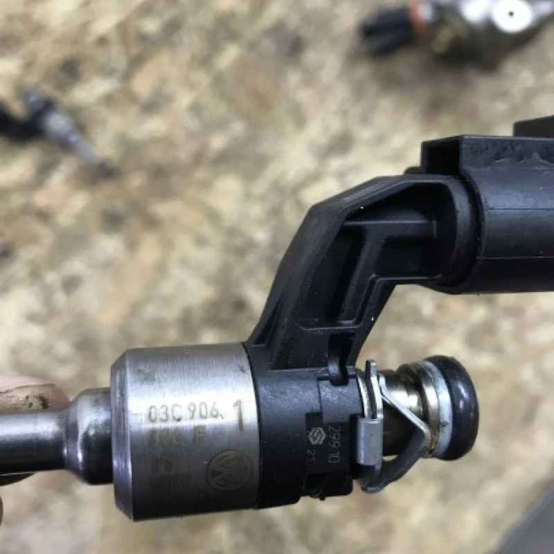 Injector / Volkswagen Golf Plus MK6 2011 / Motor, racire si evacuare