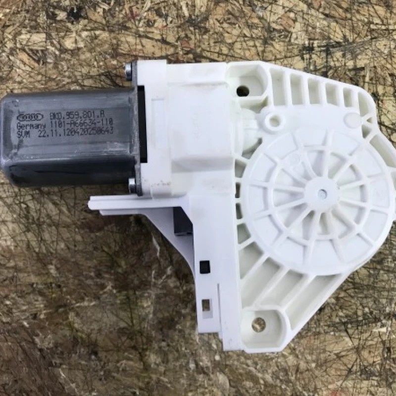 Motoras usa stanga fata / Audi A4 B8 2013 / Caroserie, oglinzi si faruri