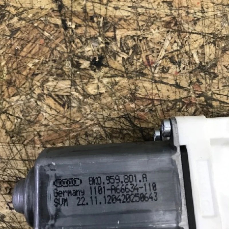 Motoras usa stanga fata / Audi A4 B8 2013 / Caroserie, oglinzi si faruri