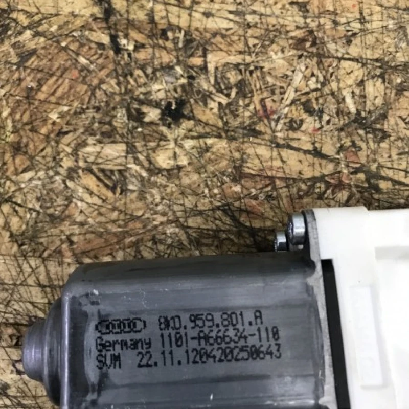 Motoras usa stanga fata / Audi A4 B8 2013 / Caroserie, oglinzi si faruri