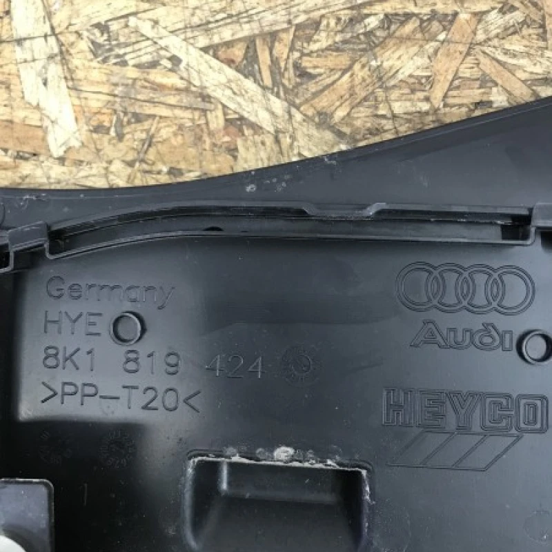 Grila stergatoare / Audi A4 B8 2013 / Caroserie, oglinzi si faruri