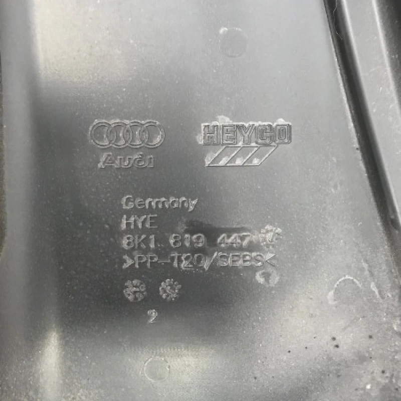 Grila stergatoare / Audi A4 B8 2013 / Caroserie, oglinzi si faruri