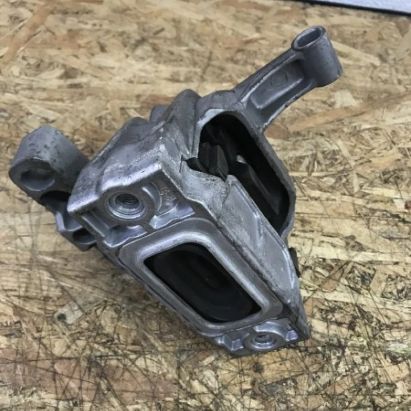 Tampon motor dreapta / Volkswagen Tiguan 5N 2009 / Motor, racire si evacuare