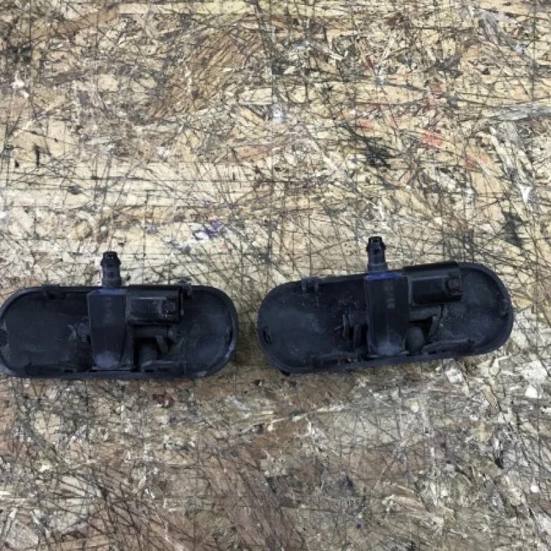 Diuze spalare parbriz cu incalzire / Volkswagen Tiguan 5N 2009 / Caroserie, oglinzi si faruri