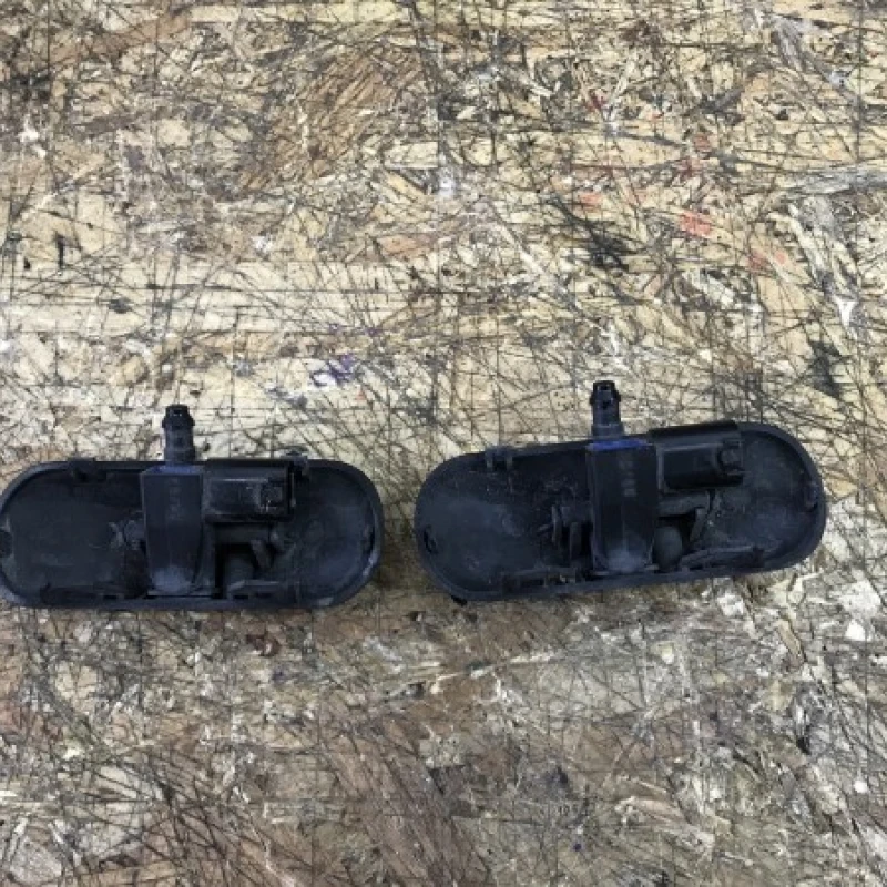 Diuze spalare parbriz cu incalzire / Volkswagen Tiguan 5N 2009 / Caroserie, oglinzi si faruri