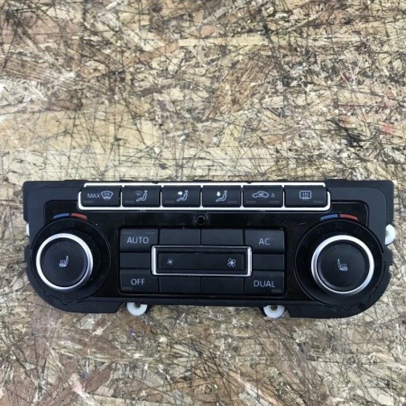 Panou climatronic / Volkswagen Passat B7 2012 / Interior
