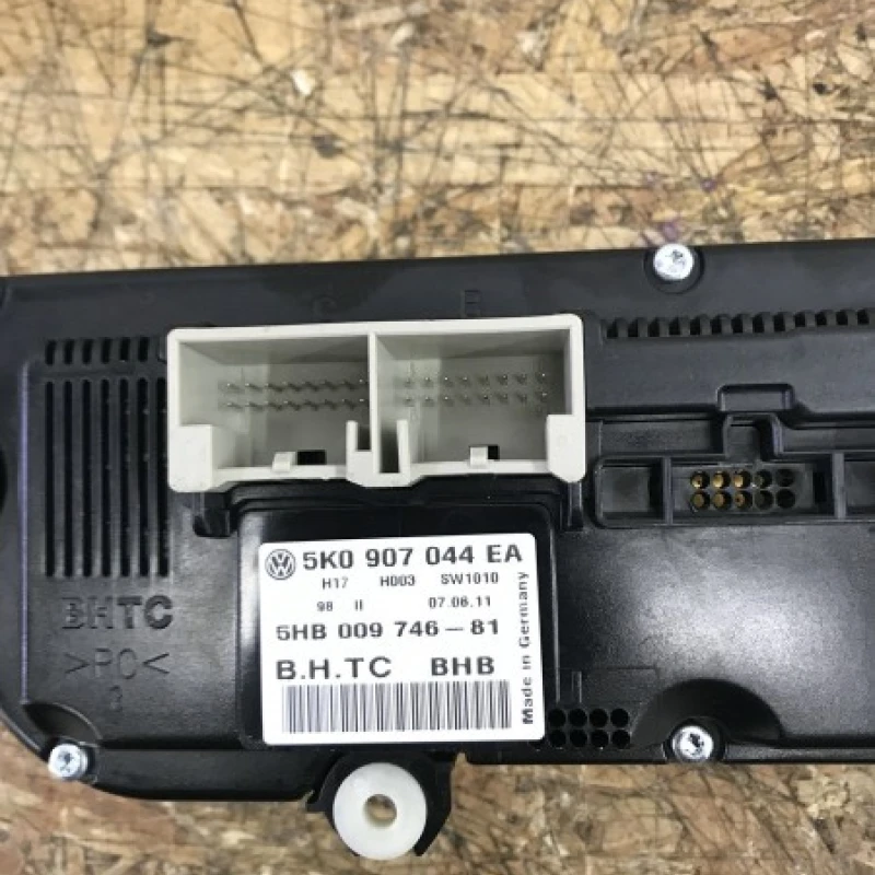 Panou climatronic / Volkswagen Passat B7 2012 / Interior
