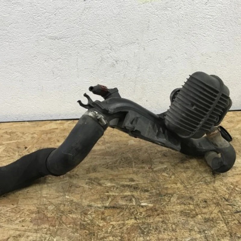 Furtun intercooler cu rezonator Audi A4 B8 2009