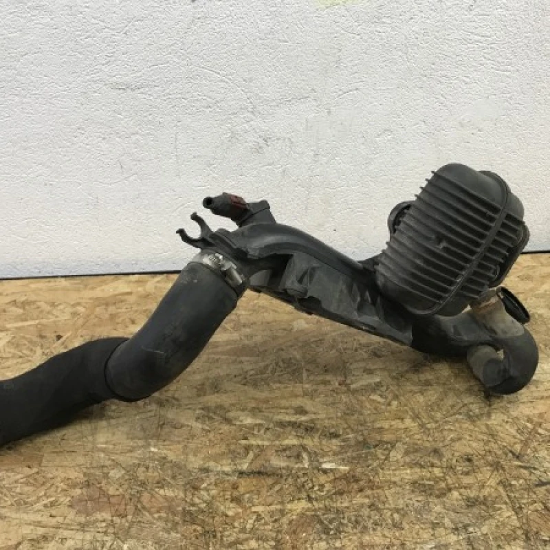 Furtun intercooler cu rezonator Audi 