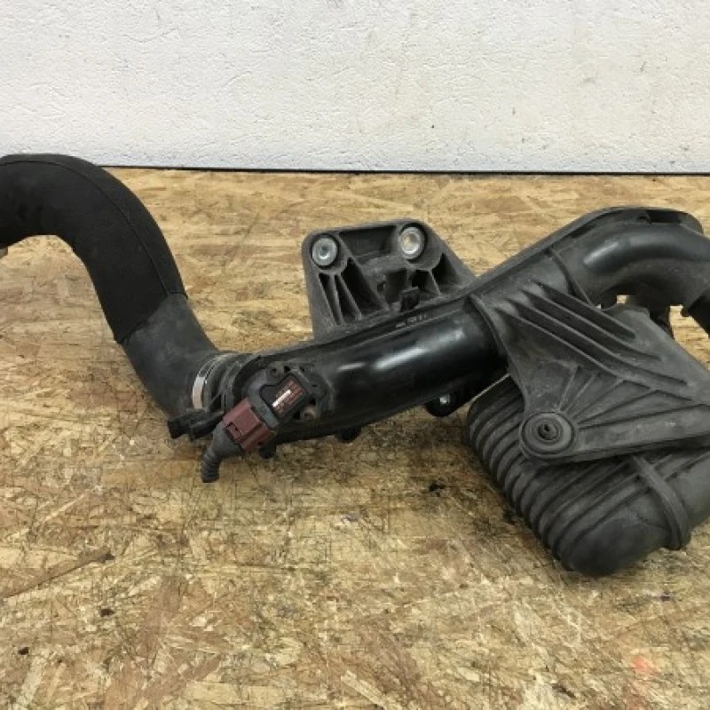 Furtun intercooler cu rezonator / Audi A4 B8 2009 / Caroserie, oglinzi si faruri