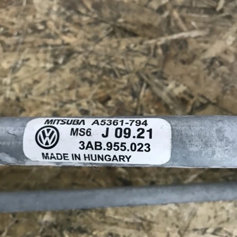 Ansamblu stergatoare cu motoras / Volkswagen Passat B6 2010 / Caroserie, oglinzi si faruri