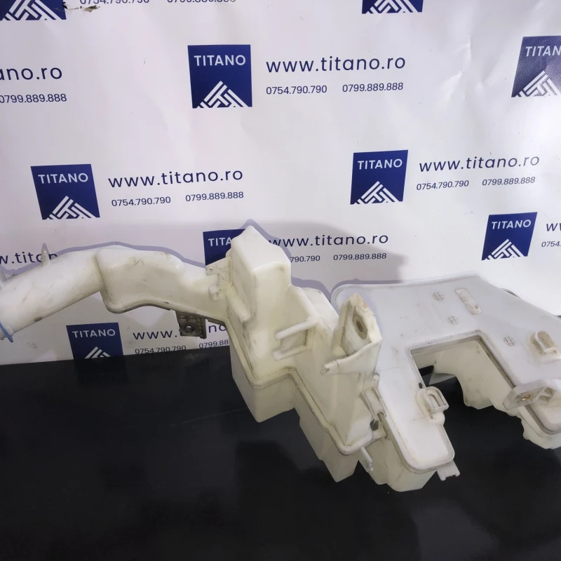 Vas lichid parbriz strop gel / Volkswagen Passat B7 2012 / Caroserie, oglinzi si faruri