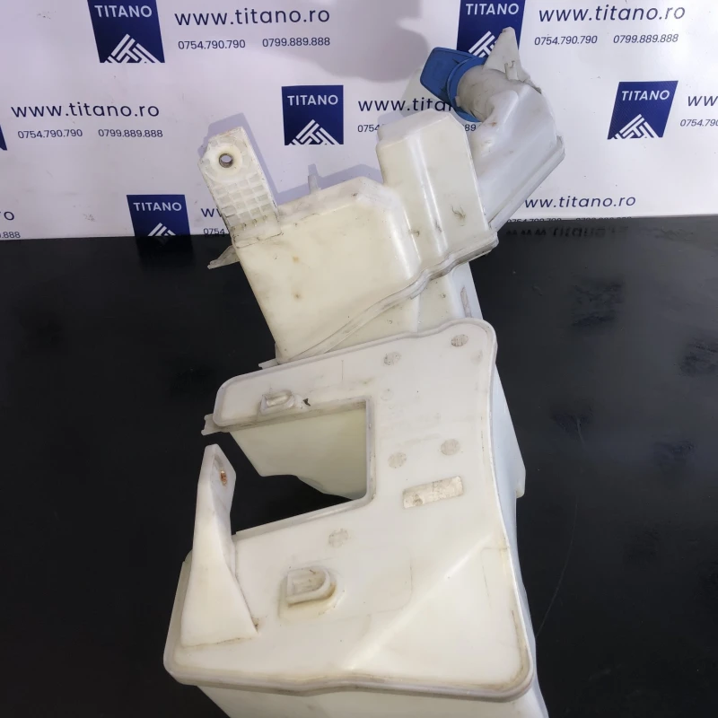 Vas lichid parbriz strop gel / Volkswagen Passat B7 2012 / Caroserie, oglinzi si faruri