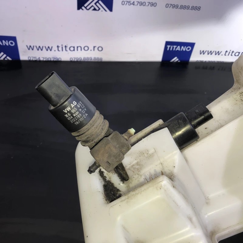 Vas lichid parbriz strop gel / Volkswagen Passat B7 2012 / Caroserie, oglinzi si faruri