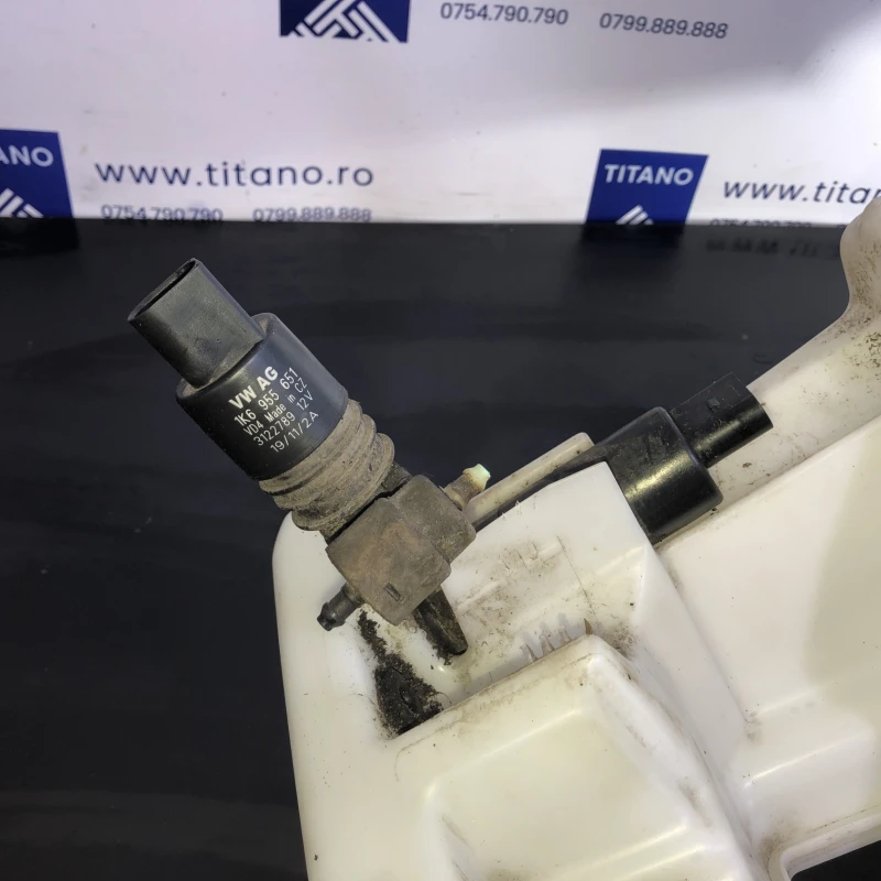 Vas lichid parbriz strop gel / Volkswagen Passat B7 2012 / Caroserie, oglinzi si faruri