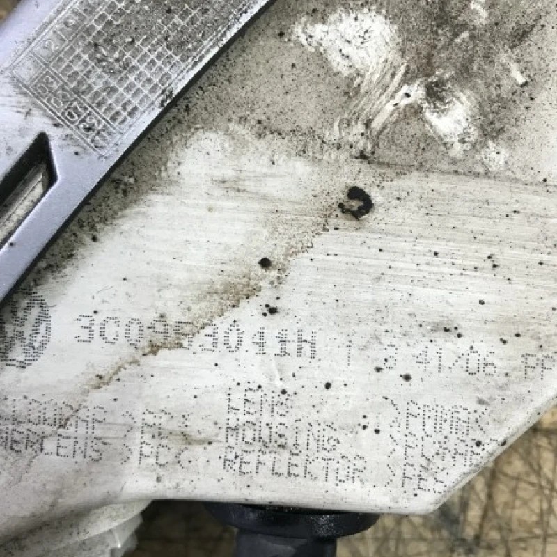 Semnalizare stanga / Volkswagen Passat B6 2007 / Caroserie, oglinzi si faruri