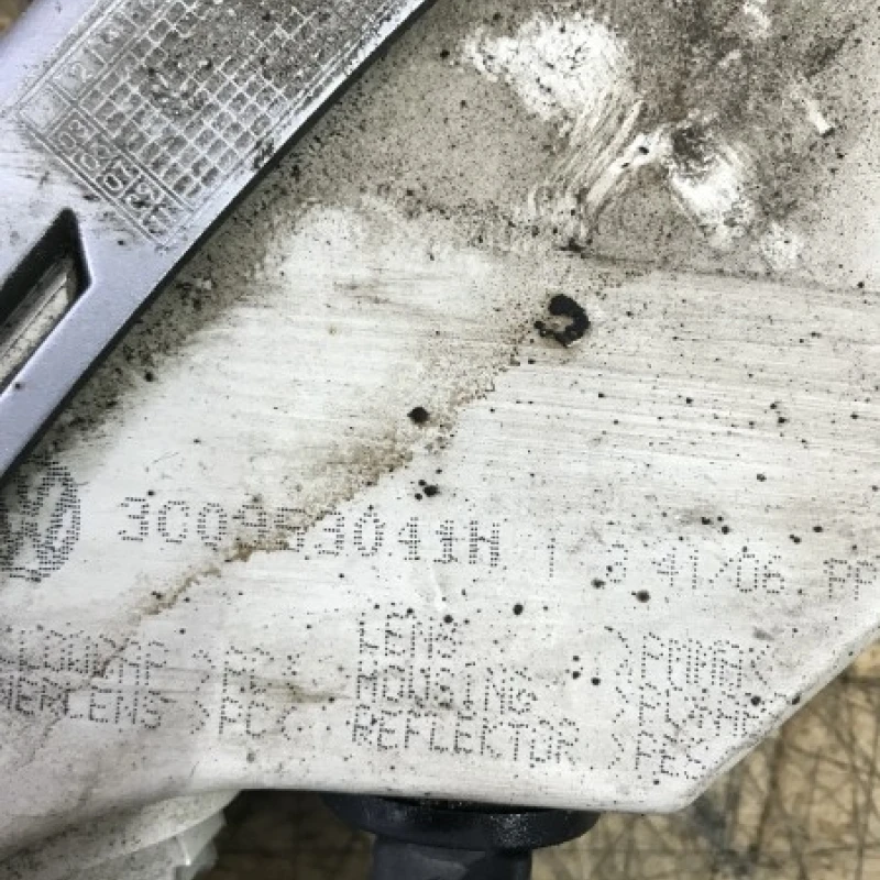 Semnalizare stanga / Volkswagen Passat B6 2007 / Caroserie, oglinzi si faruri