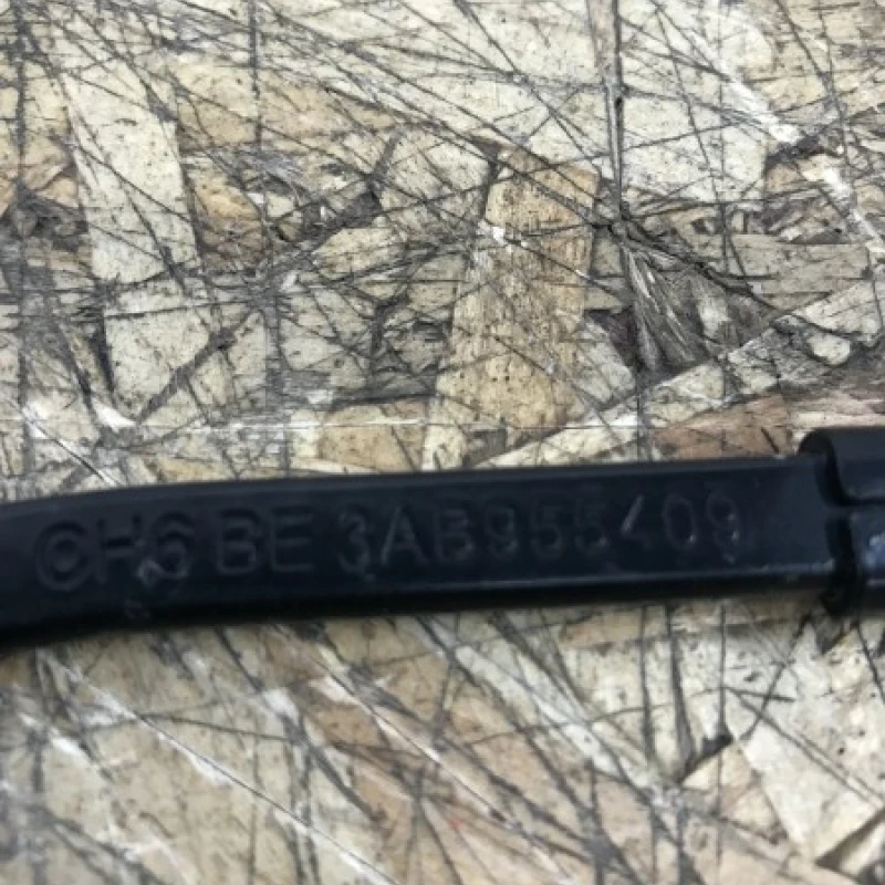 Brate stergatoare fata / Volkswagen Passat B7 2012 / Caroserie, oglinzi si faruri