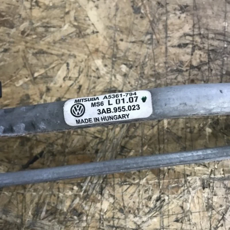 Ansamblu stergatoare cu motoras / Volkswagen Passat B7 2012 / Caroserie, oglinzi si faruri