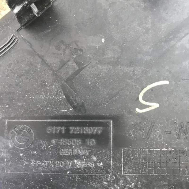 Grila stergatoare stanga / BMW Seria 5 F11 2012 / Caroserie, oglinzi si faruri