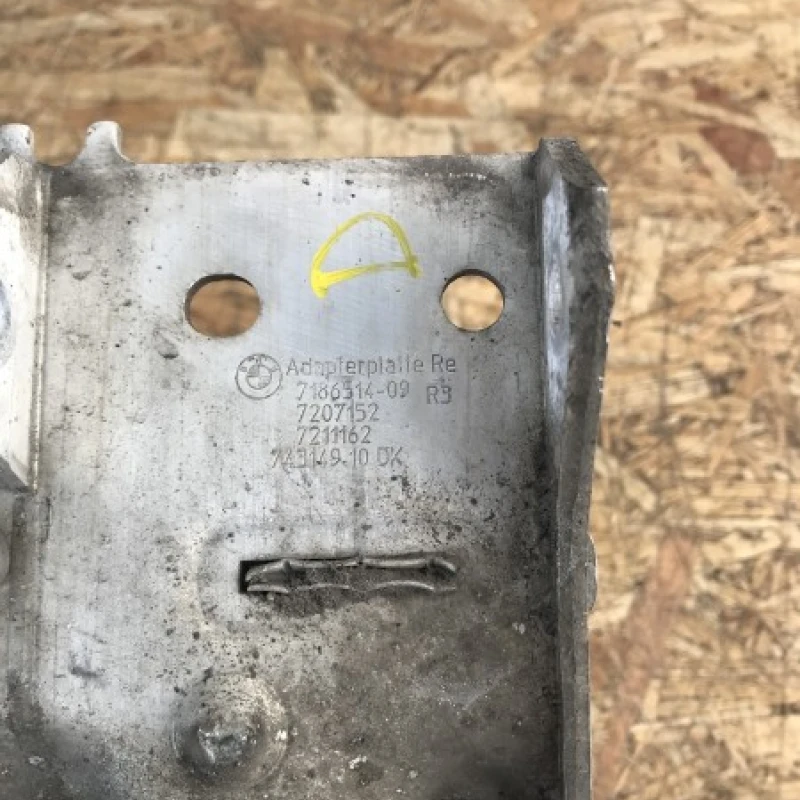 Suport radiator dreapta / BMW Seria 5 F11 2012 / Caroserie, oglinzi si faruri