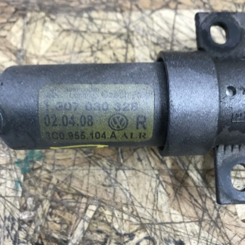 Sprituitor spalator far dreapta / Volkswagen Passat B6 2010 / Caroserie, oglinzi si faruri