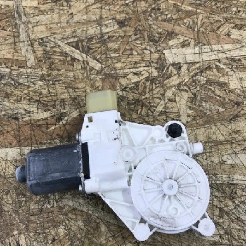 Motoras usa dreapta fata BMW Seria 1 E87 LCI 2009