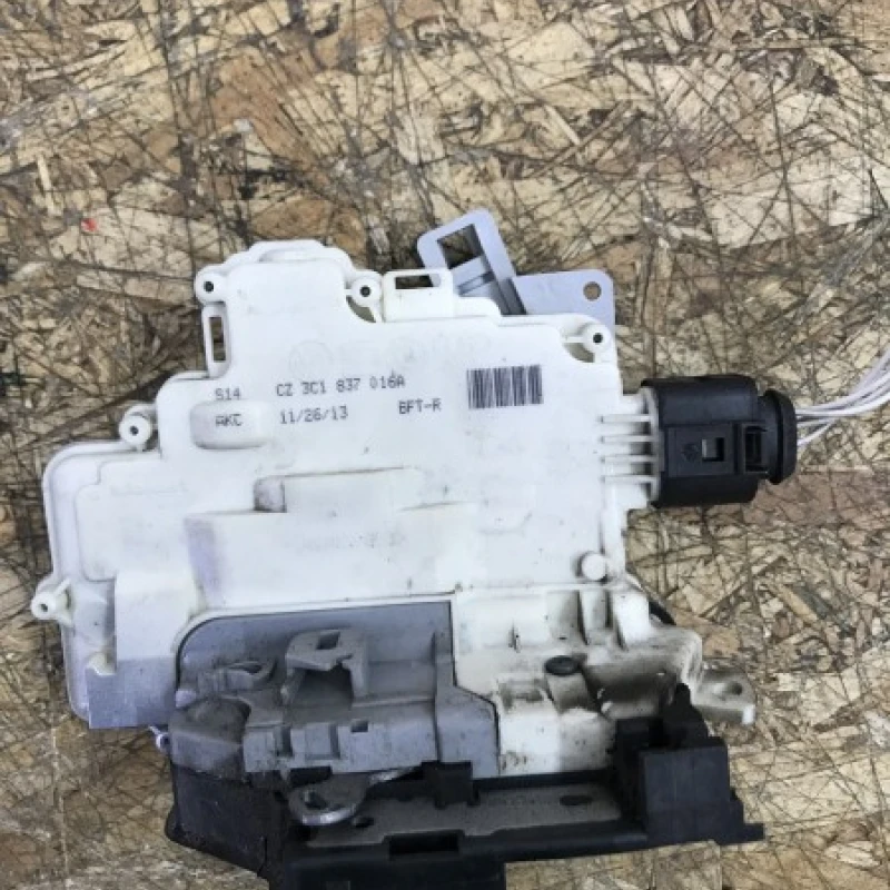 Iala încuietoare usa dreapta fata / Volkswagen Passat B7 Alltrack 2014 / Caroserie, oglinzi si faruri