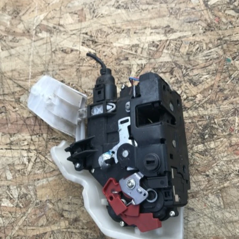 Iala broasca usa stanga spate / Volkswagen Golf MK6 2011 / Caroserie, oglinzi si faruri