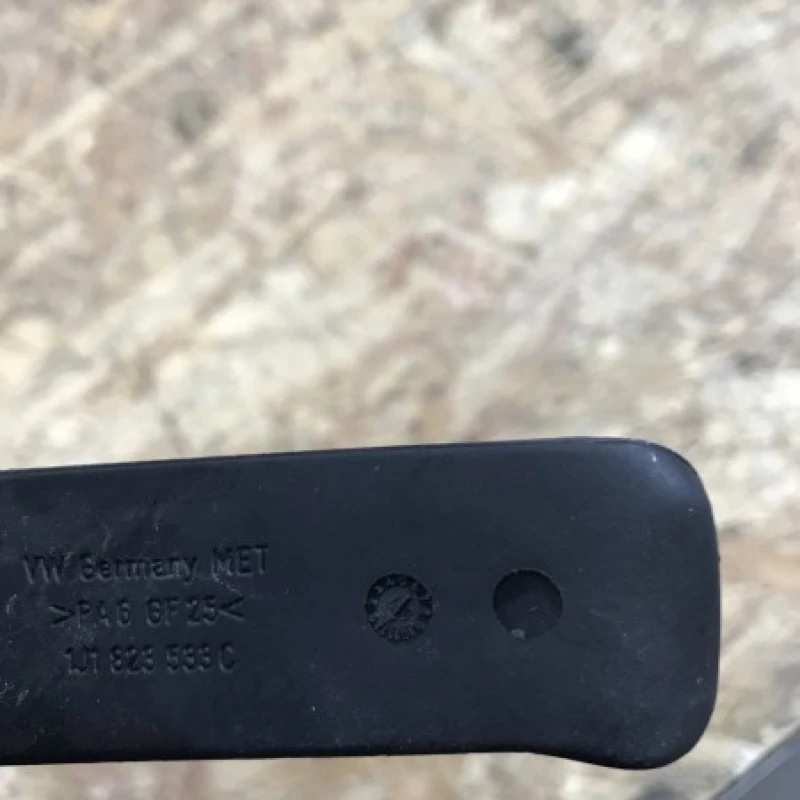 Maner deschidere capota / Volkswagen Passat B6 2008 / Caroserie, oglinzi si faruri