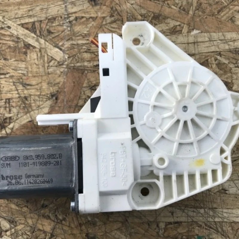 Motoras usa dreapta fata / Audi Q5 8R 2012 / Caroserie, oglinzi si faruri