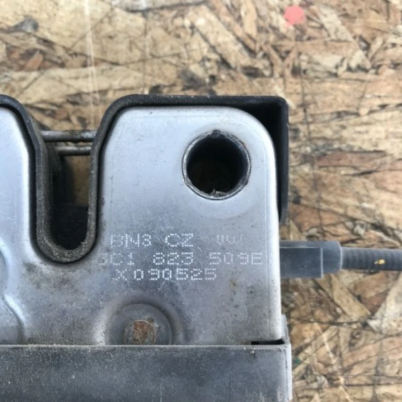 Iala broasca capota / Volkswagen Passat B6 2010 / Caroserie, oglinzi si faruri