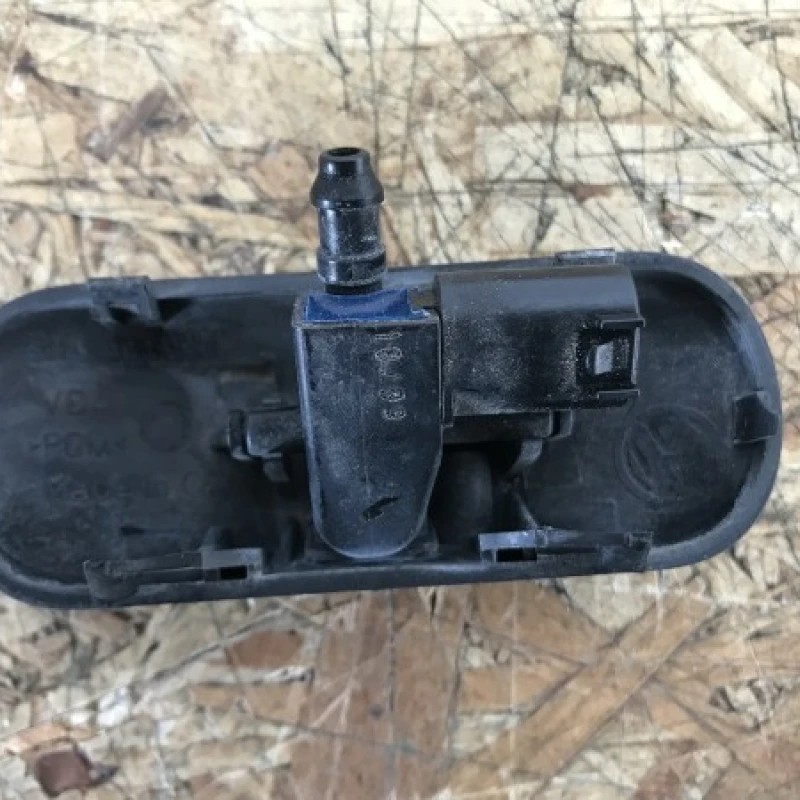 Duze spalare parbriz cu incalzire / Volkswagen Passat B6 2010 / Caroserie, oglinzi si faruri