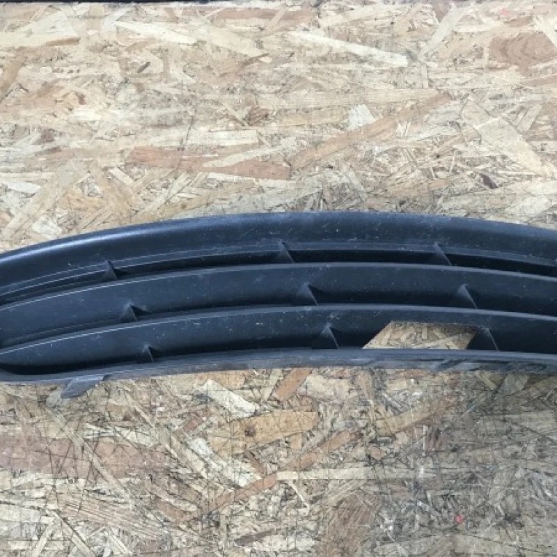 Grila bara dreapta fata / Volkswagen Passat B6 2010 / Caroserie, oglinzi si faruri