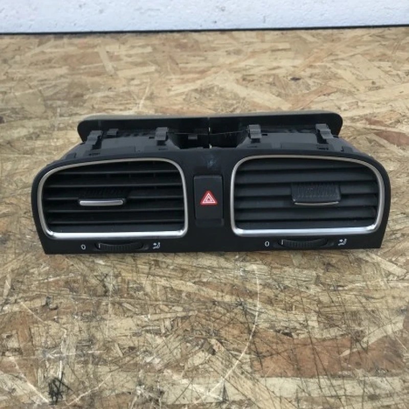 Grila ventilatie centrala bord / Volkswagen Golf MK6 2011 / Interior