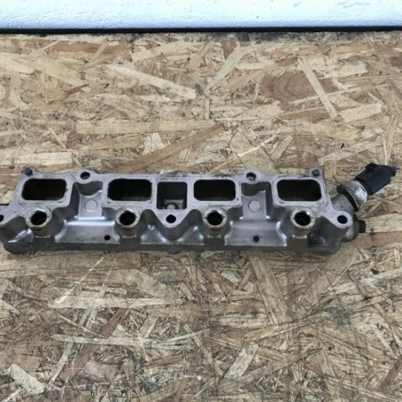 Tub aspiratie inferior Volkswagen Passat B6 2010