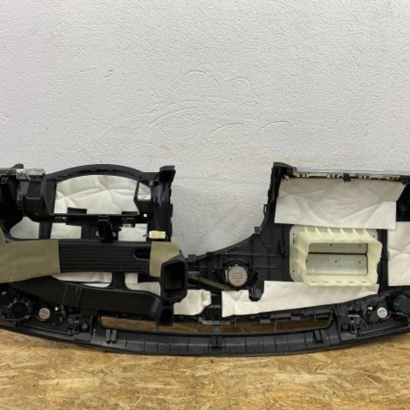 Plansa de bord / Toyota Avensis T27 2010 / Interior
