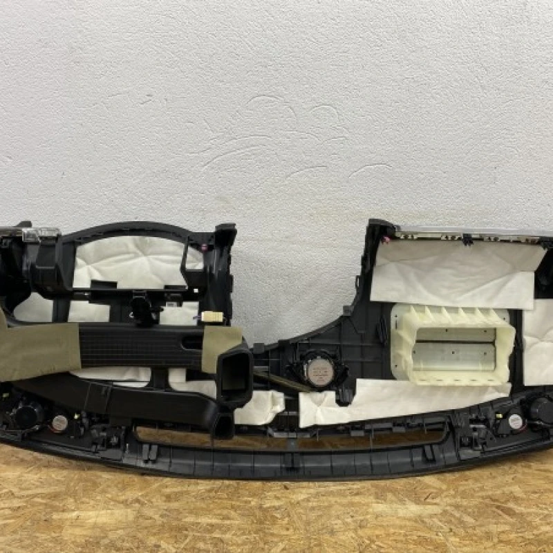 Plansa de bord / Toyota Avensis T27 2010 / Interior