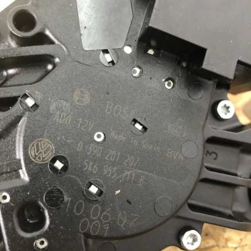 Motoras spalator luneta / Volkswagen Golf MK6 2010 / Caroserie, oglinzi si faruri