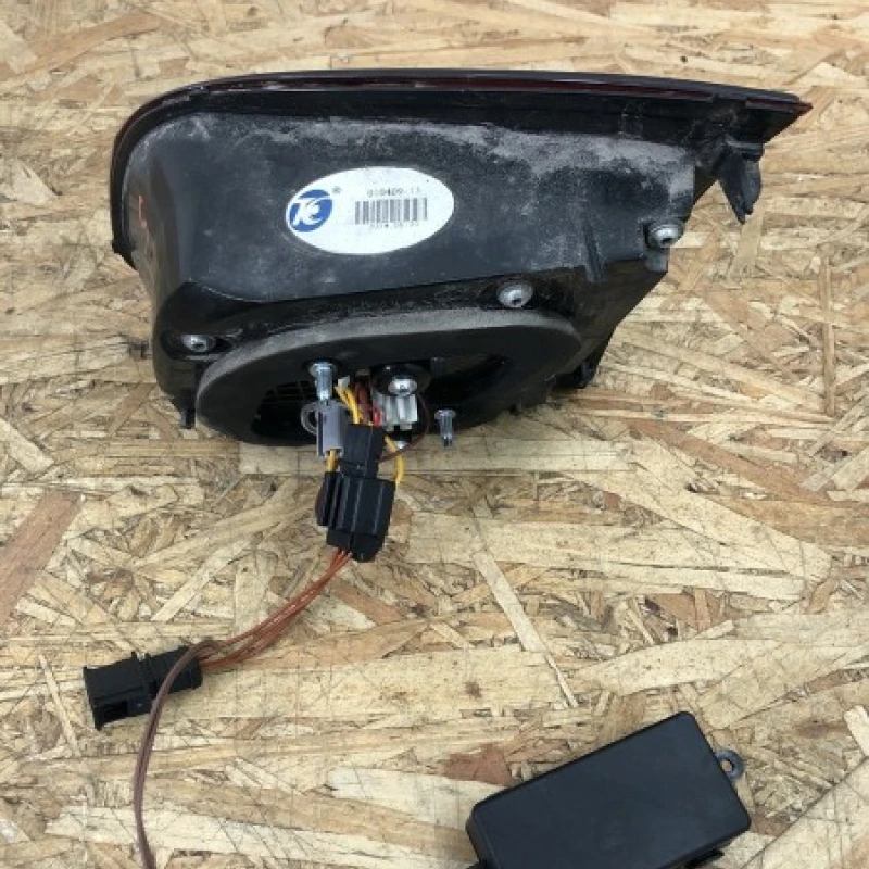 Stop stanga haion cu led / Volkswagen Golf MK6 2010 / Caroserie, oglinzi si faruri