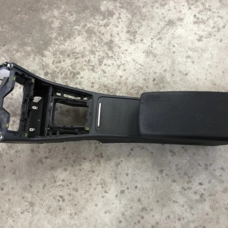 Cotiera consola centrala / Volkswagen Passat CC 2012 / Interior