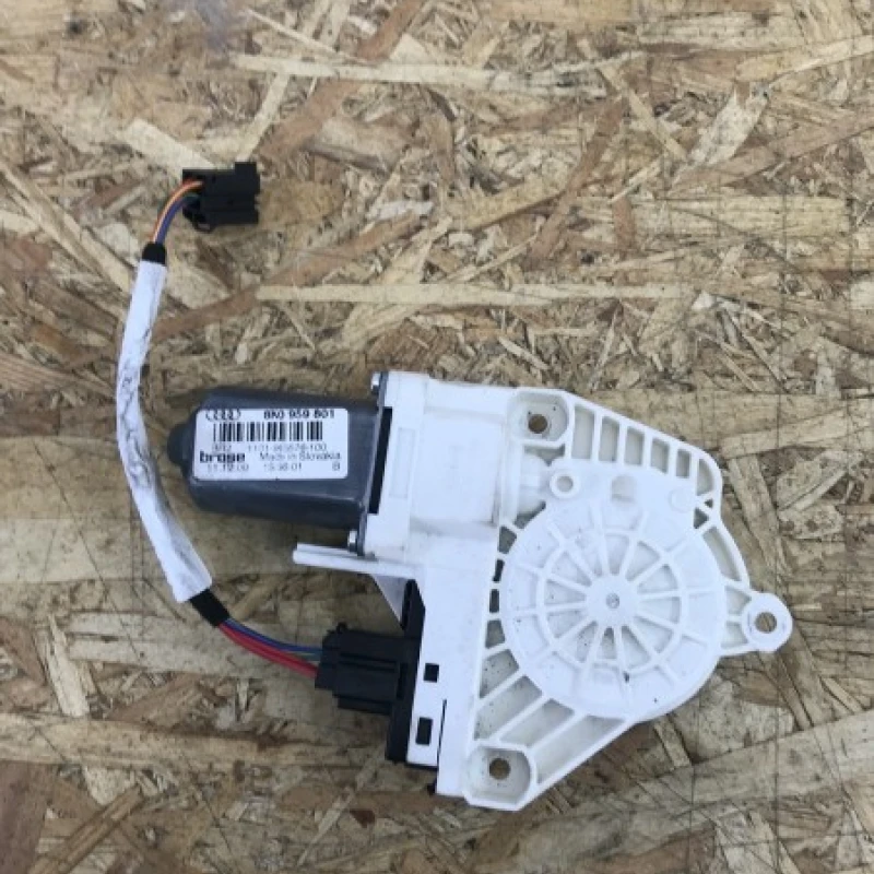 Motoras macara usa stanga fata / Skoda   2010 / Audio si electronice